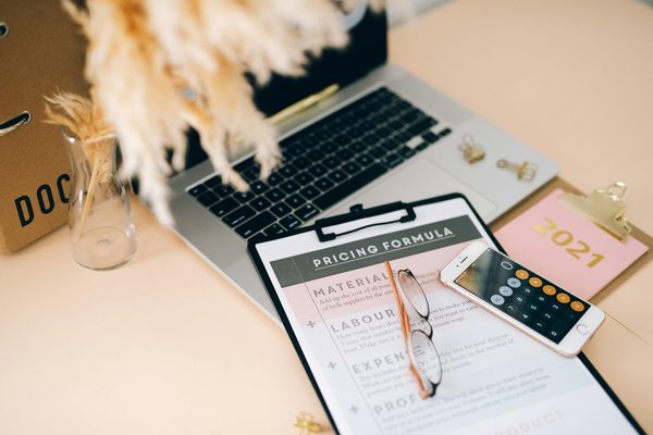 Quelles méthodes de tarification dynamique peuvent être utilisées par les entreprises de transport pour optimiser les revenus pendant les heures de pointe ?