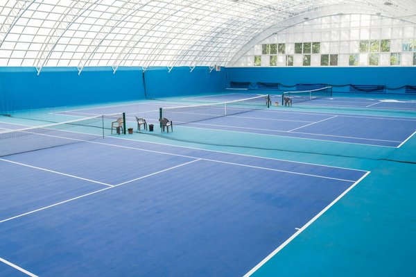 Terrain de tennis couvert : avantages, équipements et entretien
